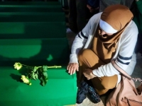 POČAST NEVINO UBIJENIM: Kolona sa tabutima sedam žrtava genocida u Srebrenici stigla u Potočare