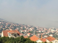 POŽAR IZNAD TREBINJA VAN KONTROLE: Dim prekrio grad, vatra se spušta sa padina Leotara ka naselju