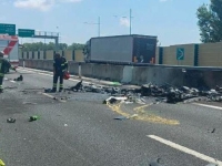 HAOS U ITALIJI: Na autocestu se srušio avion, ima poginulih (FOTO, VIDEO)