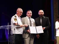 KO ĆE KOME, AKO NE SVOJ SVOME: Ramo Isak uručio sinu Rusmiru zlatnu značku za doprinos unapređenju sigurnosti u Federaciji