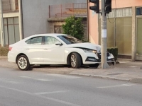 BAHATI FUNKCIONERI SNSD-a I POLICIJA KOJA ŠUTI: Član viših organa ove partije, prouzrokovao saobraćajnu nesreću autom koji mu je kupio načelnik opštine