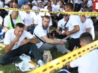 EKSTREMNE VRUĆINE U SARAJEVU: Rudari koji protestuju ispred Vlade FBiH sklonili se u hlad (FOTO)