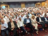 POČELA SKUPŠTINA SDS-a: Već 2 sata se svađaju oko dnevnog reda i delegata koje je iz Bijeljine doveo Ljubiša Petrović