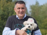 'ZGROŽEN SAM!': Đajić zagrlio psa i poslao oštru poruku Stanivukoviću