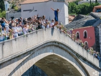 SKOK SA STAROG MOSTA U 11:07: Mostarci su i ove godine odali počast žrtvama genocida u Srebrenici