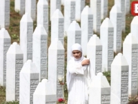 OSVRT GOJKA BERIĆA: 'Srebrenica je mjesto snažnih, nepresušnih emocija, prostor u kojem preživjeli žive za svoje mrtve'