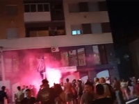 SNIMKE HAOSA U SRBIJI: Maskirani mladići iz prostorija Vučićeve stranke gađali građane, a onda je uslijedio odgovor...