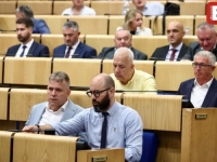 BURNO NA SJEDNICI ZASTUPNIČKOG DOMA: Još nema obnove saobraćajnica nakon poplava, ali se zato asfaltira put do vikendica političara?! (FOTO)