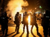 DA LI ĆE AMERIKA REAGOVATI: Vučićeva žandarmerija brutalno pretukla američku državljanku na protestima u Beogradu