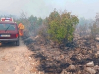 DRAMATIČNO NADOMAK TREBINJA: Veliki požar na brdima iznad grada, vatrogasci na terenu