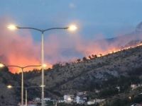 BJESNI POŽAR IZNAD MOSTARA: Vatra se širi u dva pravca, vatrogasci branili kuće...
