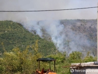 VELIKI POŽAR IZMEĐU STOCA I MOSTARA: Vatra zahvatila minirano područje, Air Tractor spašava kuće u RS-u (FOTO/VIDEO)