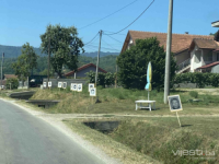 NOVE PROVOKACIJE UOČI 11. JULA: Uz cestu Bratunac-Potočari postavljene fotografije pripadnika Vojske RS-a (VIDEO)