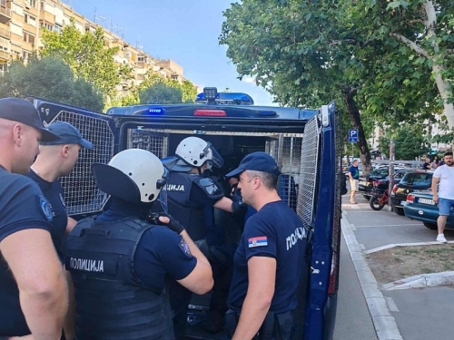 LIJEPIO PLAKATE NA PROSTORIJE SNS-a, SVE GLEDAO MILOMIR MARIĆ: Priveden sin autoprevoznika koji je vozio studente na proteste, a policija ga spriječila da...