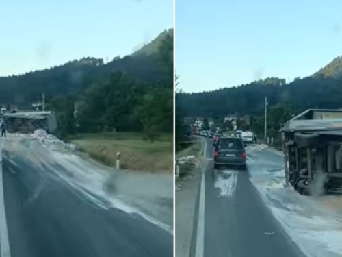 HAVARIJA NA BH. PUTU: Stotine vreća brašna se prevrnule s kamiona