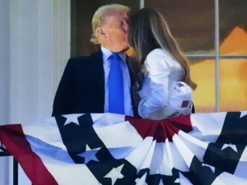 SVE IZNENADILI: Donald i Melania Trump napravili neočekivani potez na balkonu Bijele kuće (FOTO)