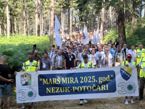 STAZOM DUGOM STOTINU KILOMETARA: Iz Nezuka na Marš mira ka Potočarima krenuo rekordan broj učesnika