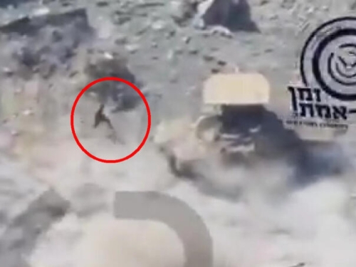 GOLIM RUKAMA NA IZRAELSKU VOJSKU: Palestinski borac prišao tenkovima, a zatim kroz otvore... (VIDEO)