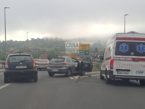 NESREĆA NA PETLJI KOD ZENICE: Dvojica mladića automobilom udarili u zaštitnu ogradu, suvozač teško povrijeđen