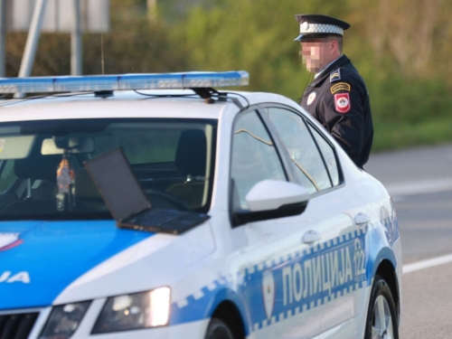 SAOBRAĆAJNA NESREĆA ISPRED TRŽNOG CENTRA U BIJELJINI: Povrijeđen maloljetni motociklista
