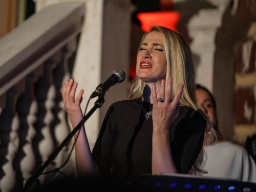 SPOJ POEZIJE I MUZIKE: U prelijepom ambijentu Olimpijskog muzeja glumice Muratović i Lepić-Redžepović očarale publiku (FOTO)
