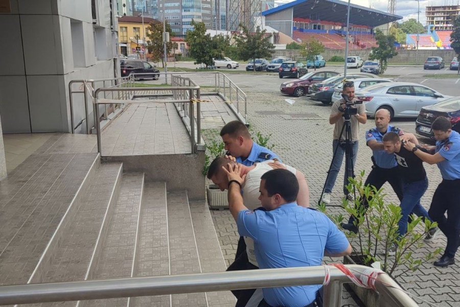 PROLAZNICI SVE ZABILJEŽILI: Objavljen snimak prebijanja inspektora i policajaca u Banja Luci (VIDEO)
