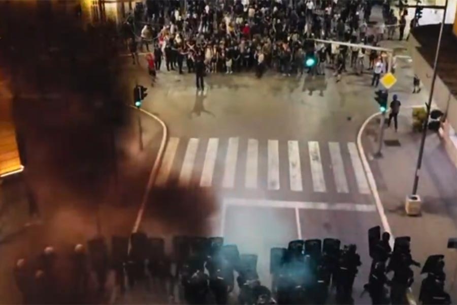 DRAMATIČNE SNIMKE S DRUGE STRANE DRINE: Kordon policije silovito krenuo u  razbijanje demonstracija, pogledajte kako je sve završilo... | Slobodna  Bosna