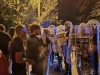 HAOS ISPRED GENERALŠTABA: Naprednjaci ispaljuju pirotehnička sredstva, bacaju staklene flaše i petarde. Demolirane prostorije SNS u Novom Sadu (FOTO + VIDEO)