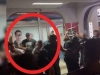 KOGA POLICIJA U SRBIJI ZAISTA ŠTITI: Pogledajte reakciju policajca kad ga je SNS pristalica udario motkom (VIDEO)