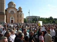 PROTESTI U BANJALUCI: Odbornike ispred Gradske uprave dočekali nezadovoljni građani