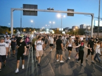 SRBIJA I VEČERAS PROTESTUJE: Studenti i građani blokiraju ulice, policija i 'momci u crnom' spremni