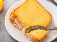 OSVAJA SVAKOG KO GA PROBA: Nalakši i najbrži kolač čiji recept čuvamo na frižideru; Sve sastojke samo ubacite...