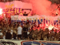 RAT NA TRIBINAMA - TORCIDA ŠOKIRALA: zapalili transparente na ćirilici uz povike 'Kiša pada, Srbija propada'