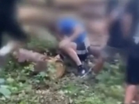 DJEČACI PRETUKLI PEDOFILA KOJI JE PISAO NJIHOVOJ DRUGARICI: Snimak uznemirio javnost (VIDEO)