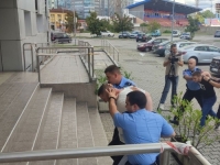 PROLAZNICI SVE ZABILJEŽILI: Objavljen snimak prebijanja inspektora i policajaca u Banja Luci (VIDEO)