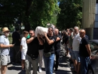 PRAZAN TABUT U STOCU ISPRED GRADSKE UPRAVE: Ako nema mjesta za mrtve, kako će ga biti za žive?