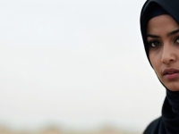 MUSLIMANKA PREGLEDALA SVOJE STARE FOTOGRAFIJE: Tek je sad shvatila što joj je pisalo na majici