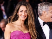 FILMSKI FESTIVAL U VENECIJI: Amal Clooney za crveni tepih u mini haljinu, a vitke noge istaknula u sandalama s vrtoglavo visokim potpeticama (VIDEO)