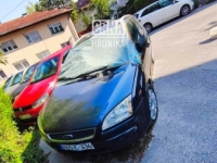 GRAĐANI SARAJEVSKOG NASELJA OGORČENI: Napušteni automobil već godinama stoji na istom mjestu, niko neće da ga ukloni?!