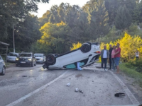 SAOBRAĆAJNA NESREĆA U MJESTU BISTRICA: Automobil završio na krovu
