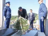 ODAO POČAST HEROJU BiH: Denis Bećirović u Bužimu položio vijenac na Turbe Izeta Nanića