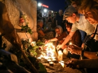 OPROŠTAJ NA TERAZIJAMA: Beograđani paljenjem svijeća odali počast Arsenu, Matiji i Gabi Novak