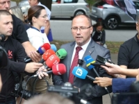 POLICIJA ZATRAŽILA DA SE SVI UDALJE: Dojava o bombi u NSRS stigla sa pozivnog broja 065