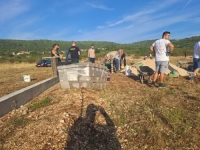 NA LOKACIJI POPRATI - POPRŽEN: Više od 100 Bošnjaka iz Stoca dobrovoljno otpočelo zidanje zida oko budućeg mezaristana (VIDEO)