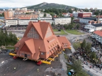 ŠVEĐANI USPJELI PREMJESTILI CENTAR GRADA: Crkva prešla 5 kilometara na platformi! (VIDEO)