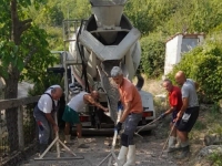 OČUVANJE DOSTOJANSTVA, ZAJEDNIŠTVA I SJEĆANJA: Povratnici u Dabrici uz pomoć donatora Humanitarnog fonda Atlanta betoniraju put do svojih kuća i mahale