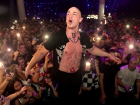 NOVO LUDILO U REŽIJI KONTROVERZNOG REPERA: Opet šokira javnost scenama sa nastupa, evo šta je ovaj put smislio (VIDEO)