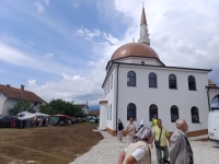 PRIMJER KOJI VRAĆA VJERU U ZAJEDNIŠTVO: Komšija Hrvat ustupio imanje Bošnjacima da mogu parkirati kod džamije