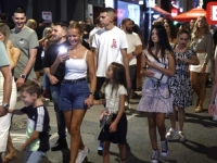 SVA SVJETLA OKRENUTA KA SARAJEVU: Pogledajte atmosferu tokom SFF-a, ulice i ugostiteljski objekti su puni gostima (FOTO)