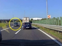 NEVJEROVATNO: Na autoputu vozio krivim smjerom, skoro se zabio ravno u kombi (VIDEO)